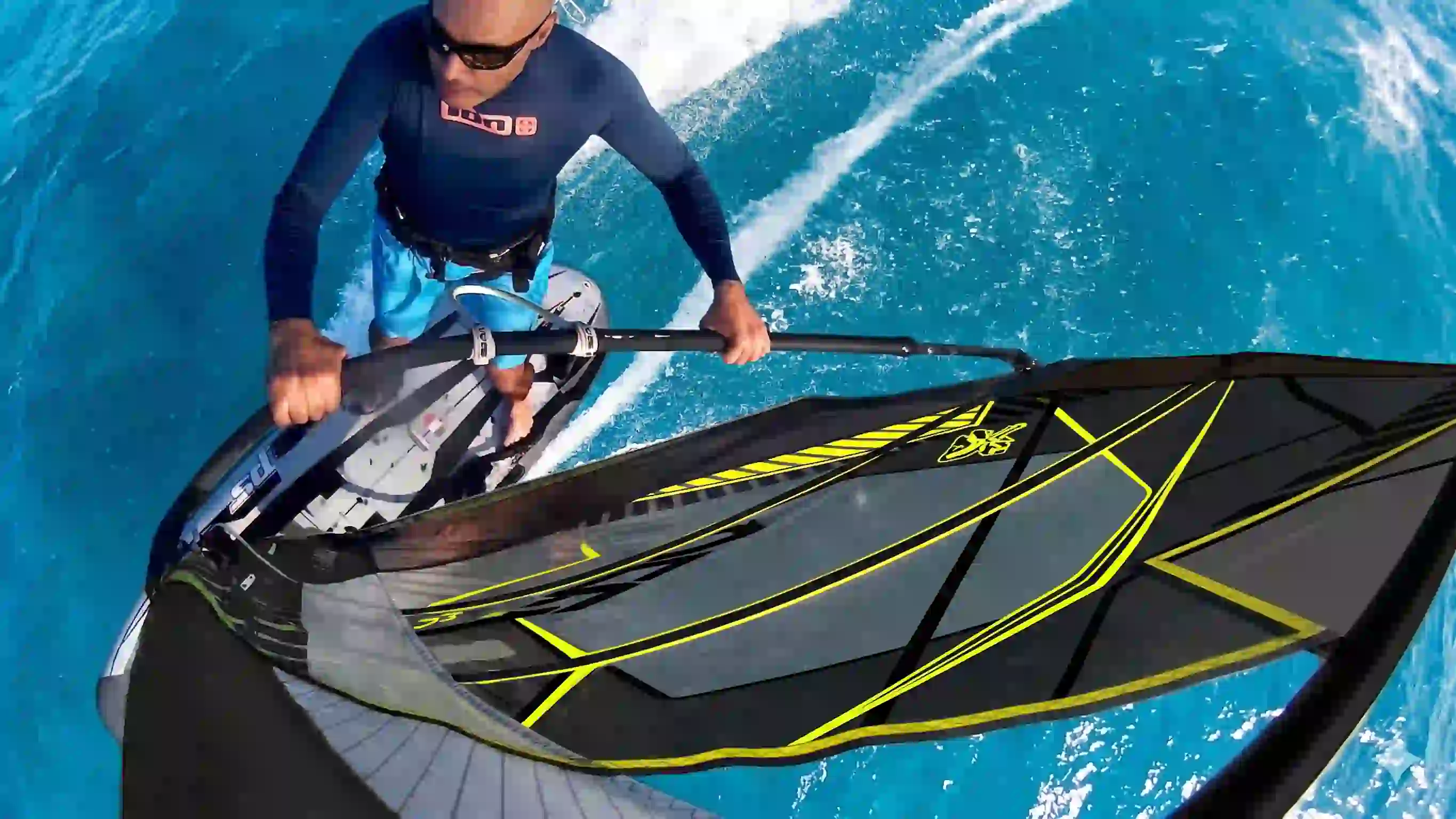 Planchiste de slalom en pleine accélération