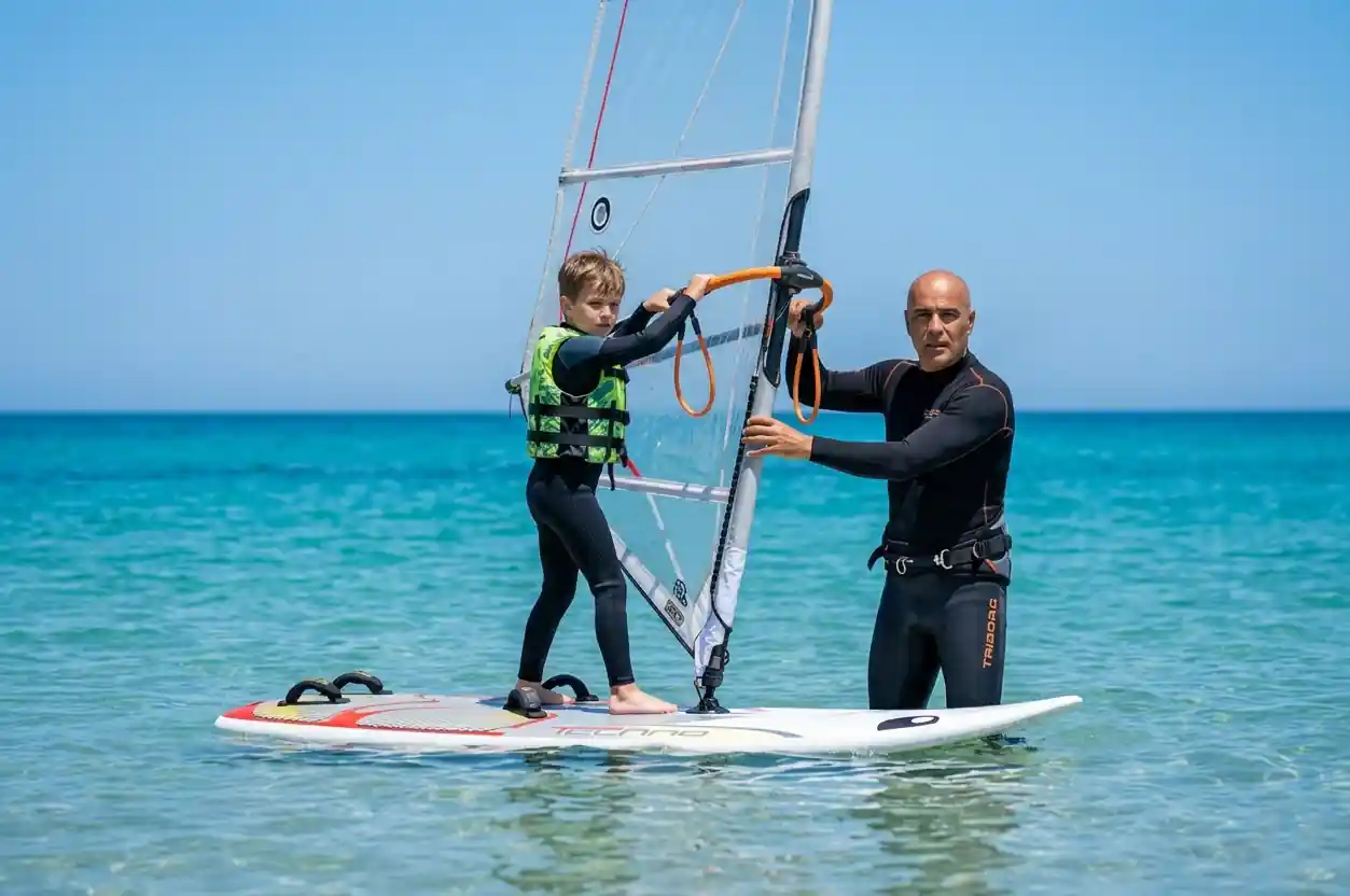 Débutant en planche à voile sur une eau plate en Tunisie