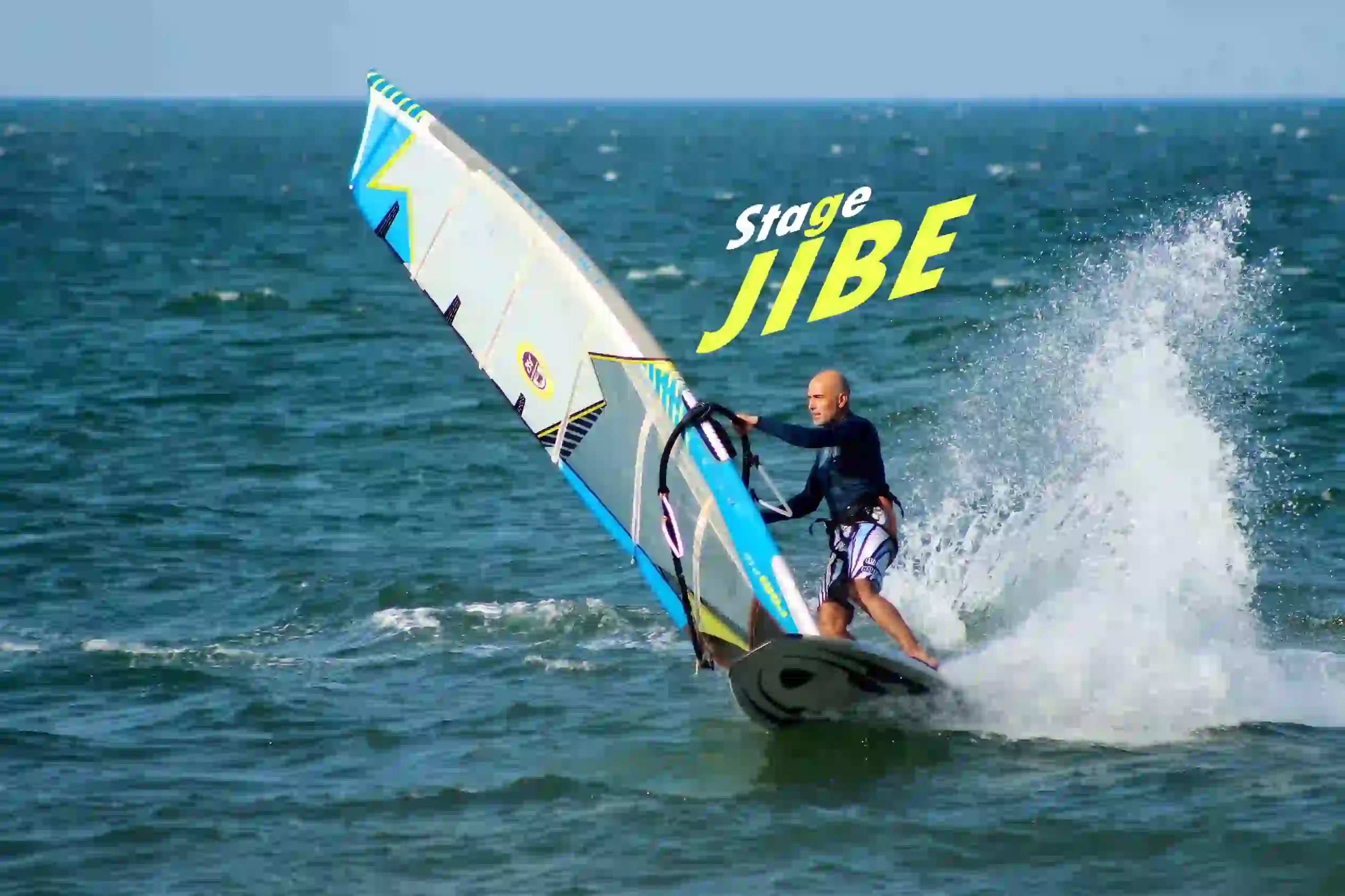 Windsurfeur en plein carving jibe