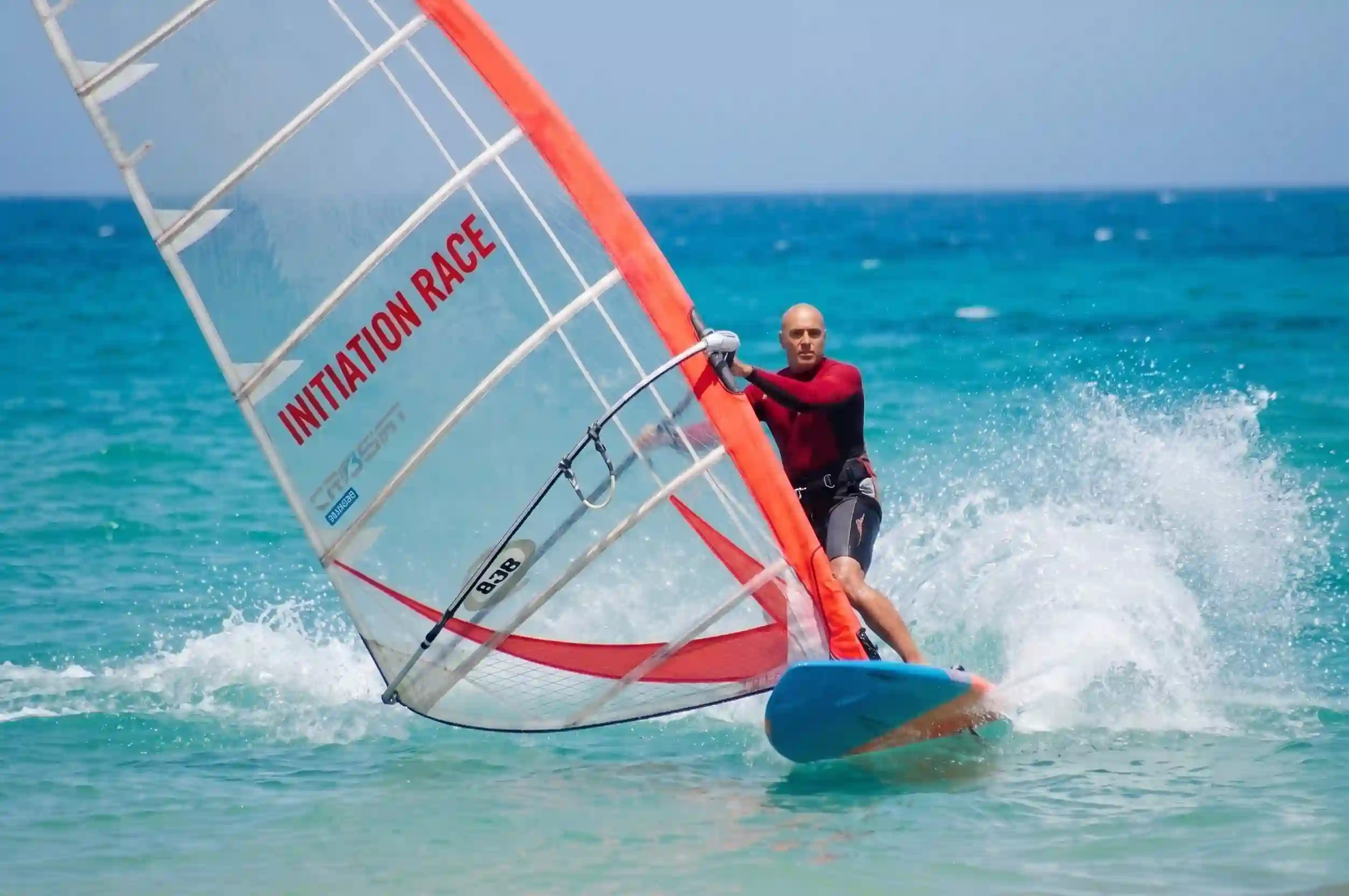 Laydown jibe engagé en windsurf