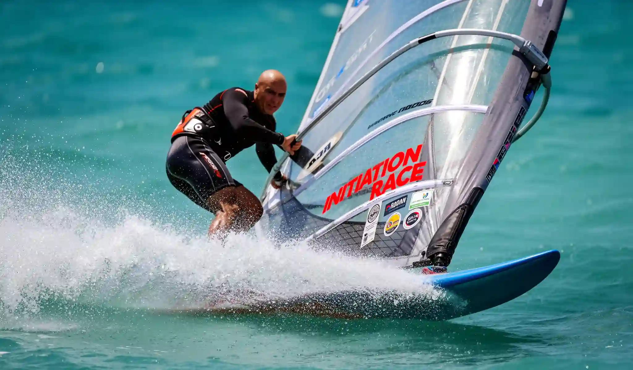 Power jibe engagé en windsurf slalom